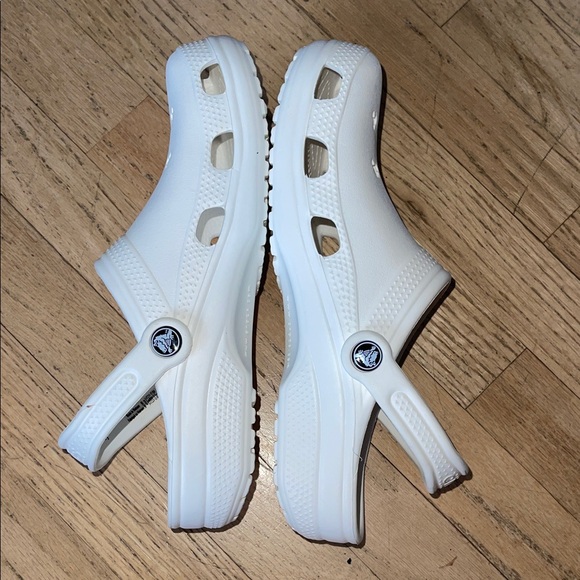 Disney White Clogs with Iconic Cutouts size 9 women’s, size 7 men’s. Like new. - Picture 7 of 8